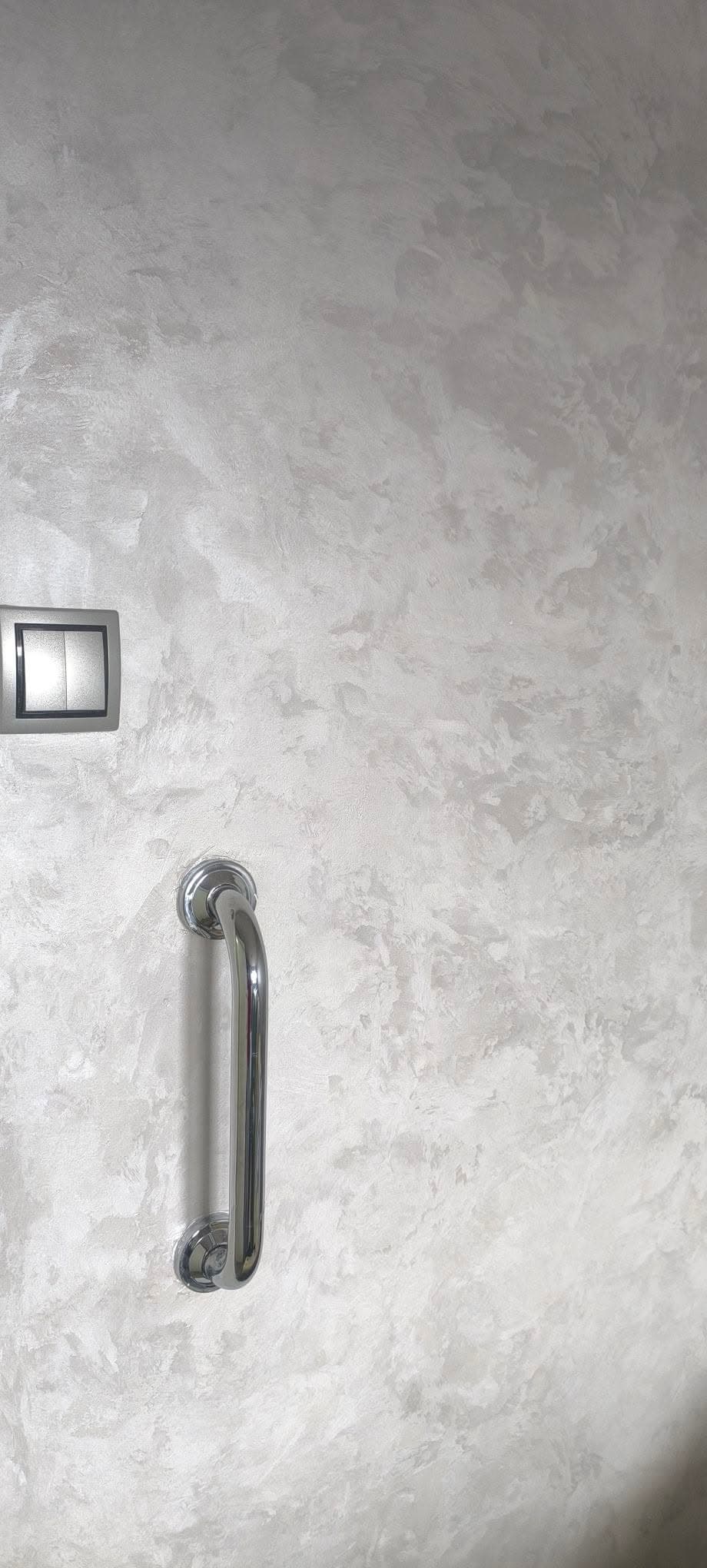 Dekorativni premaz zida u glatkoj beton teksturi